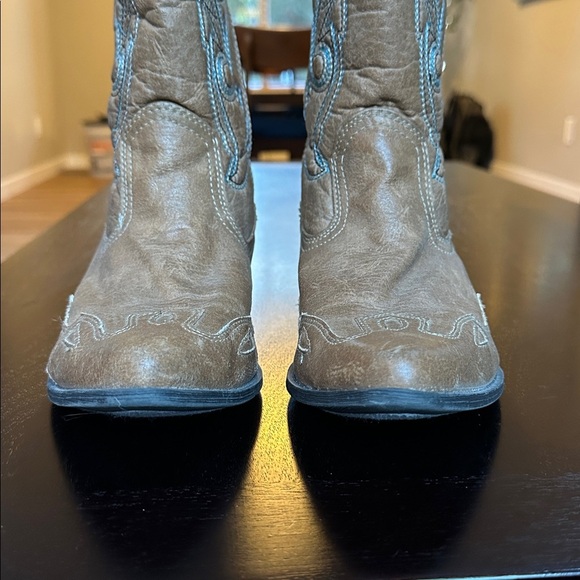 Cimarron brand faux leather tan and turquoise cowgirl boots - Picture 5 of 10